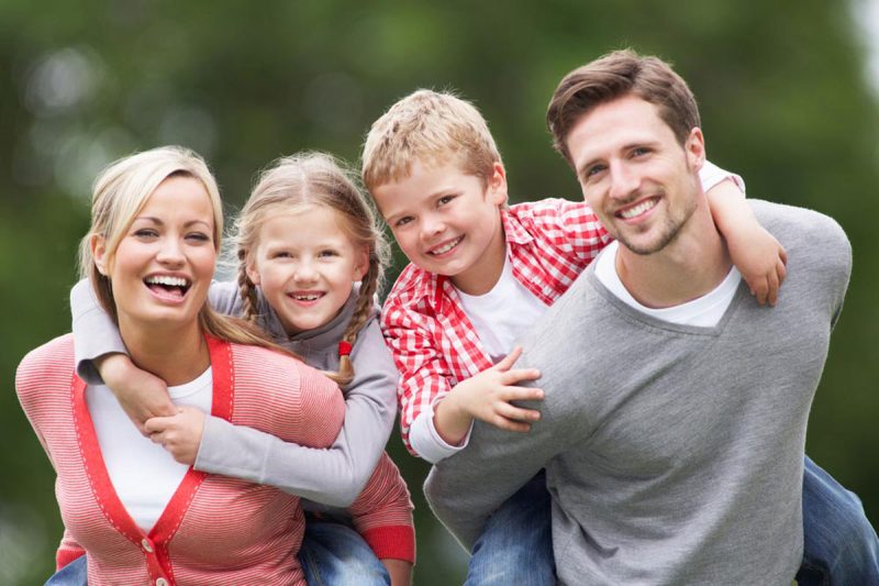 fash-happy-family-portrait-photography-with-red-and-gray-theme